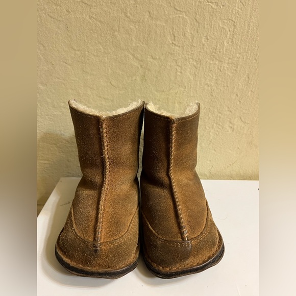 UGG BOOTS TIE UP BACK Sheep Skin, Color: Tan, Size Small infant - Picture 2 of 11